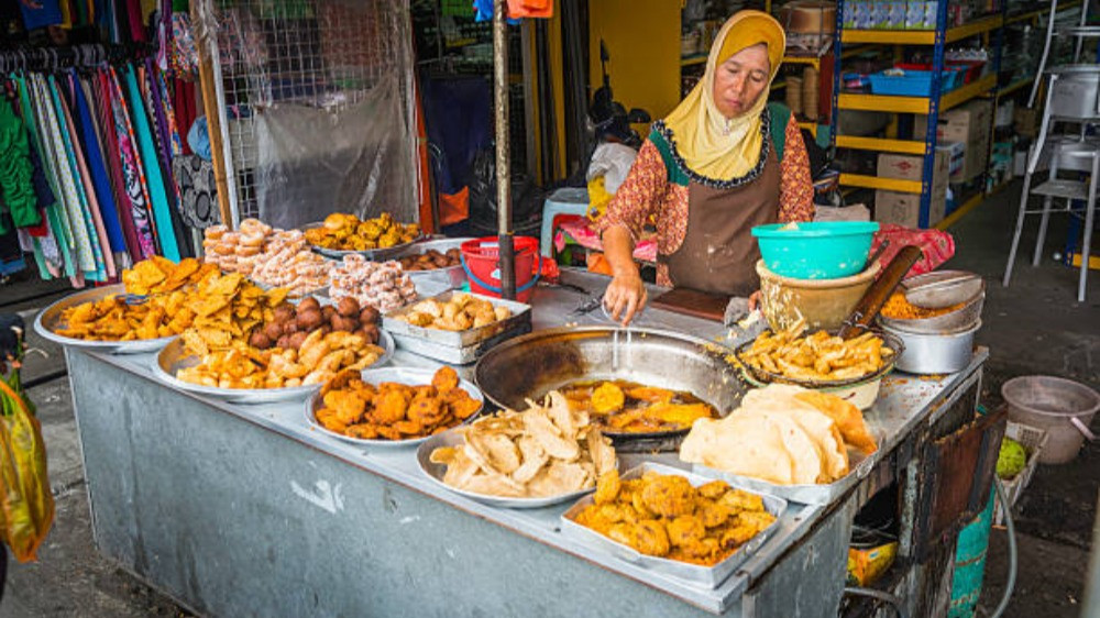 Ilustrasi buka warteg jual maknaan gorengan di siang hari pada waktu puasa Ramadhan