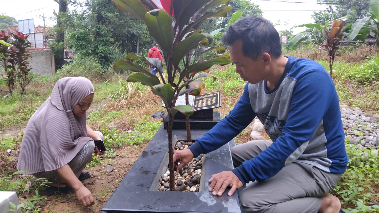 Kedua orang tua FA (16) korban pembunuhan anak bos Prodia