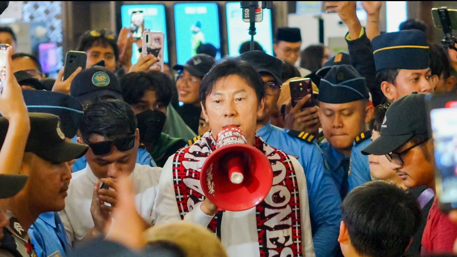 Mantan pelatih timnas Indonesia, Shin Tae-yong saat hendak pulang ke Korea Selatan.