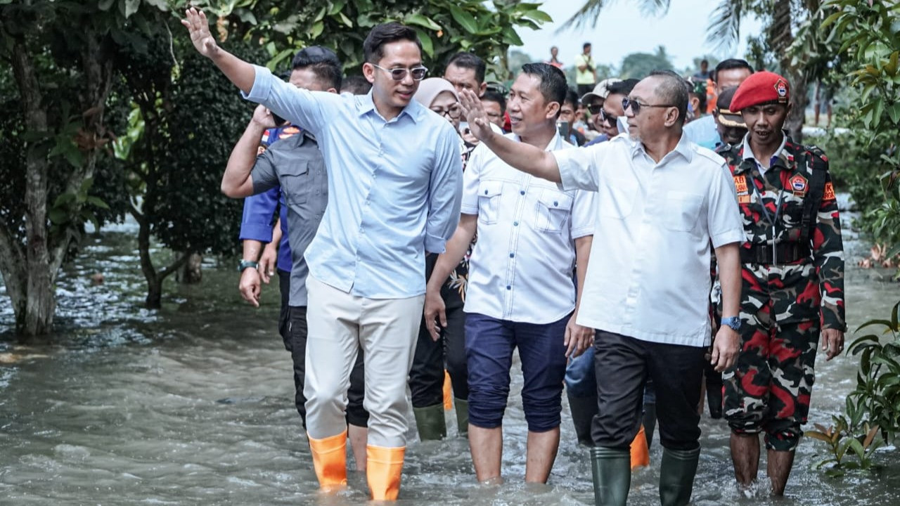 Menteri Koordinator Bidang Pangan Zulkifli Hasan (Zulhas) meninjau langsung ke lokasi banjir di Lampung Selatan, Rabu (29/1/25).