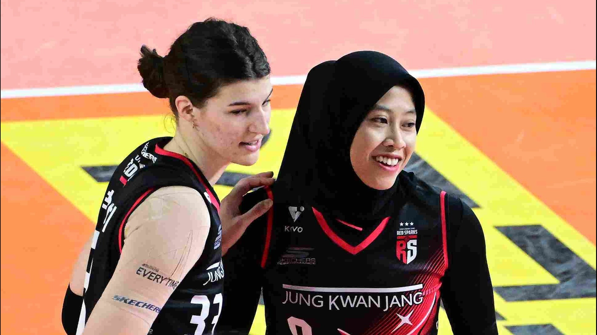 Megawati Hangesti dan Vanja Bukilic, pemain Red Sparks.