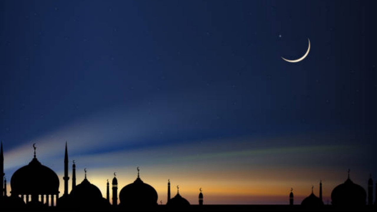 Ilustrasi mencari Hilal atau bulan sabit menentukan bulan Ramadhan