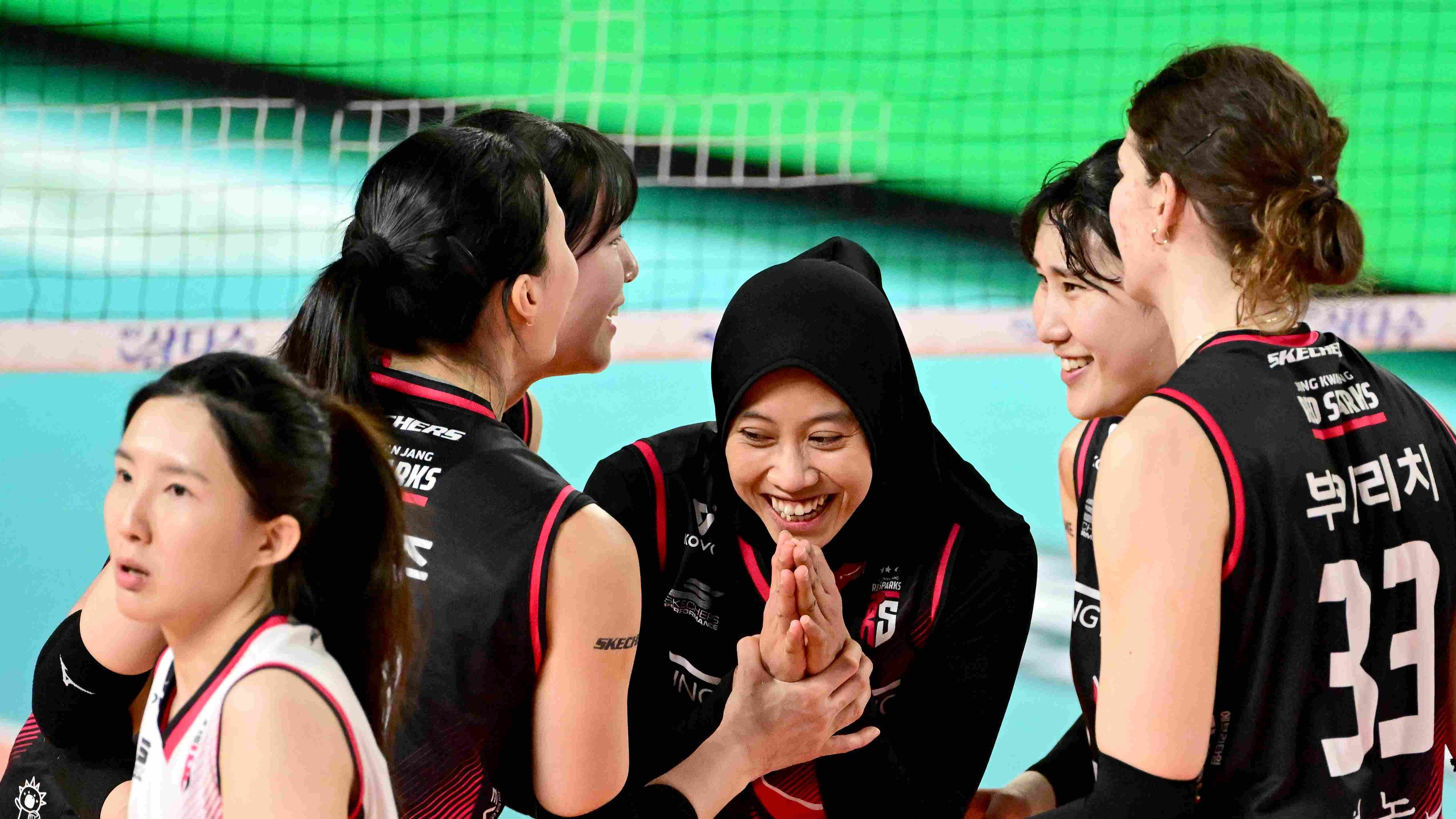 Megawati Hangestri bersama pemain Red Sparks saat menghadapi Pink Spiders di putaran empat Liga Voli Korea musim 2024-2025.