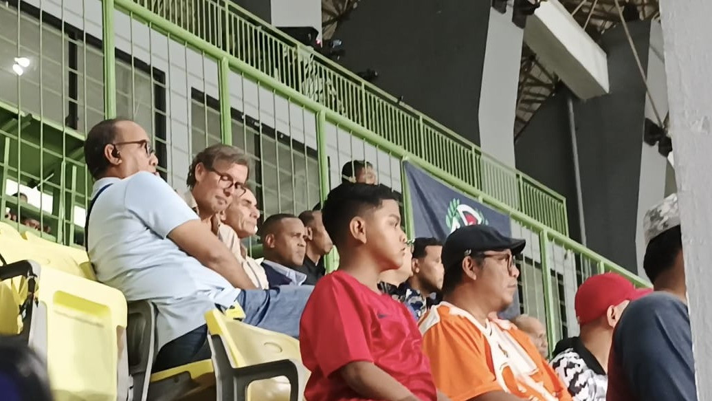 Patrick Kluivert dan para asisten pelatih baru Timnas Indonesia menyaksikan pertandingan Liga 1 antara Persija Jakarta vs PSBS Biak