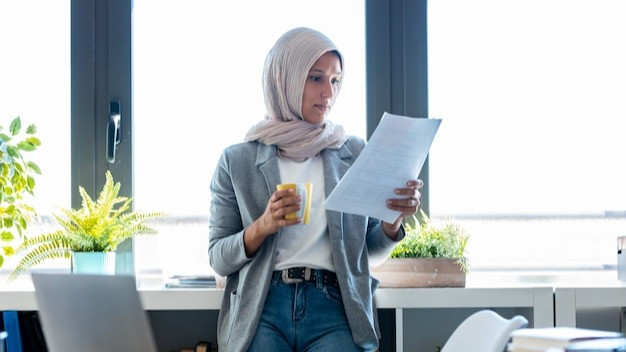 Ketika Anda Terjebak pada Pilihan Hijab atau Karir, Ustaz Adi Hidayat Tegaskan Lebih Baik Pilih yang Utama .....