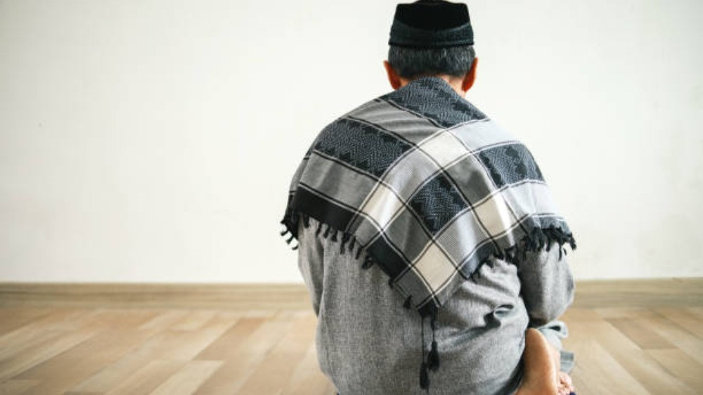 Ilustrasi shalat yang khusuk untuk fokus menyembuhkan penyakit