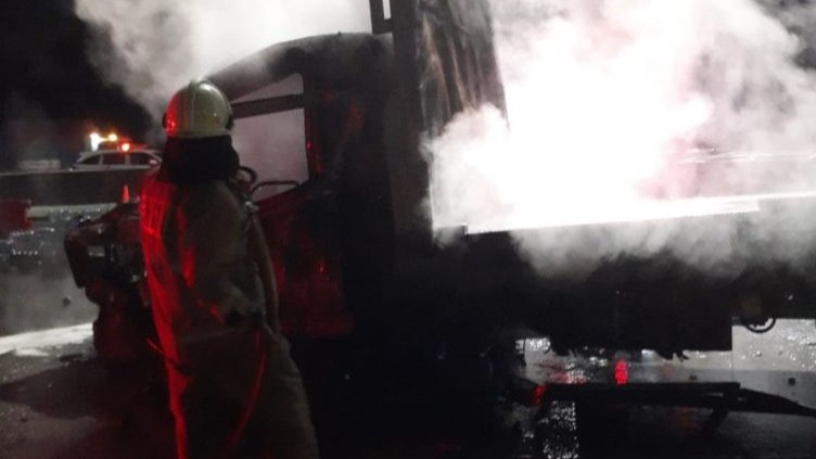 Petugas menangani lokasi kecelakaan di Gerbang Tol Ciawi