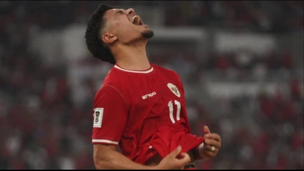 Wak Haji Ragnar Oratmangoen saat membela Timnas Indonesia