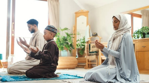 Ilustrasi seorang anak ikut mengisi amalan doa di waktu shalat bersama kedua orang tua