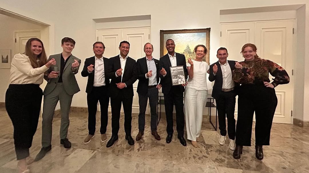 Patrick Kluivert Blusukan ke Kedutaan Besar Belanda untuk Indonesia