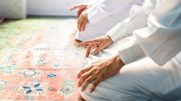 Ilustrasi shalat berjamaah sebanyak dua kali di masjid