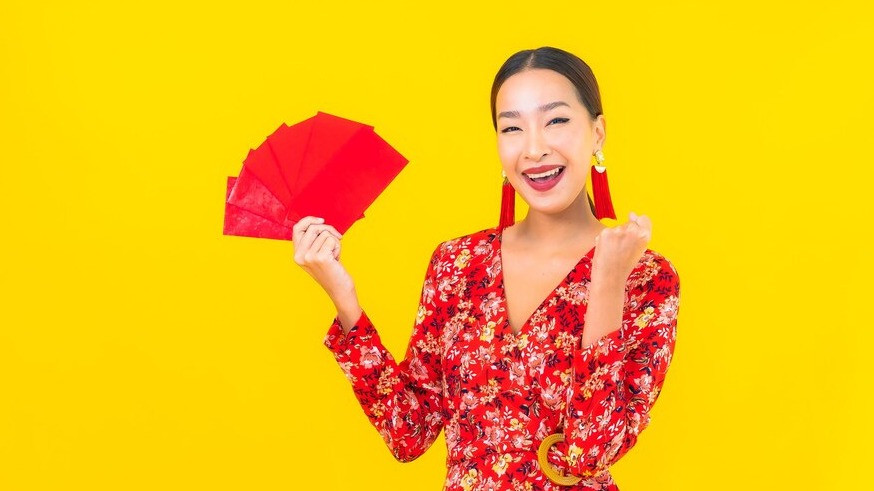 Ilustrasi Wanita Memegang Angpao