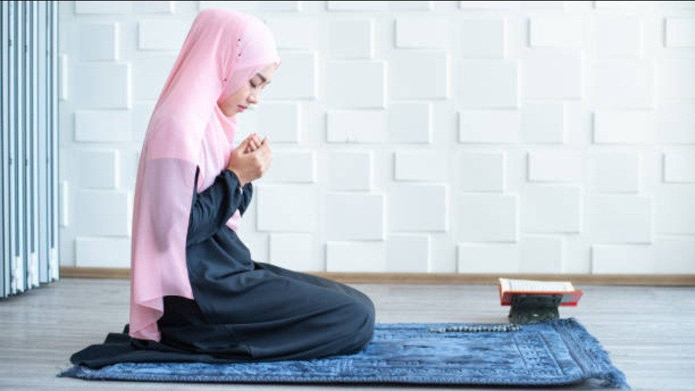 Ilustrasi perempuan berdoa setelah shalat Tahajud di malam bulan Ramadhan