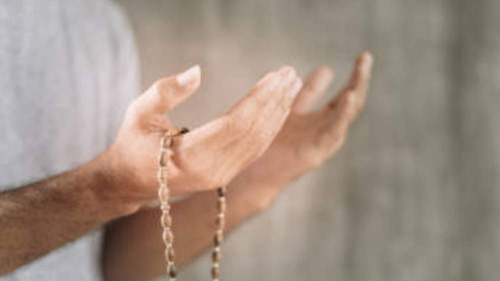Ilustrasi berdoa seusai shalat Taubat dan Tahajud