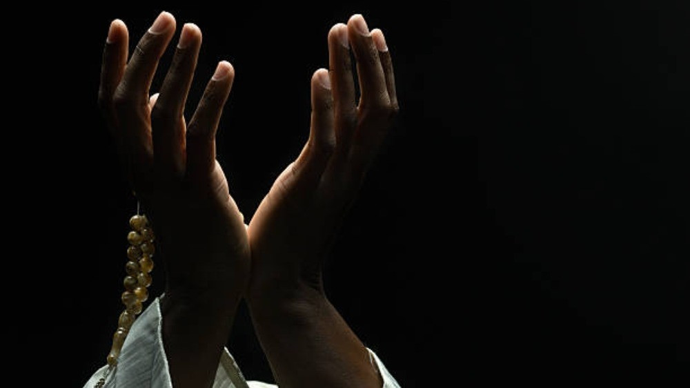 Ilustrasi membaca amalan doa dapat mimpi baik sebelum tidur