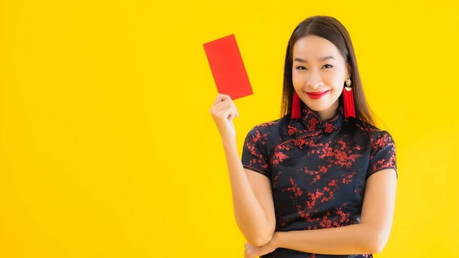 Ilustrasi Wanita Memegang Angpao