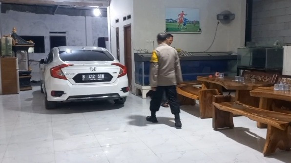 Pantas Kebeli Rubicon, Kades Kohod Diduga Ambil Keuntungan Rp23,2 Miliar dari Pemalsuan Dokumen SHGB dan SHM Pagar Laut
            - galeri foto