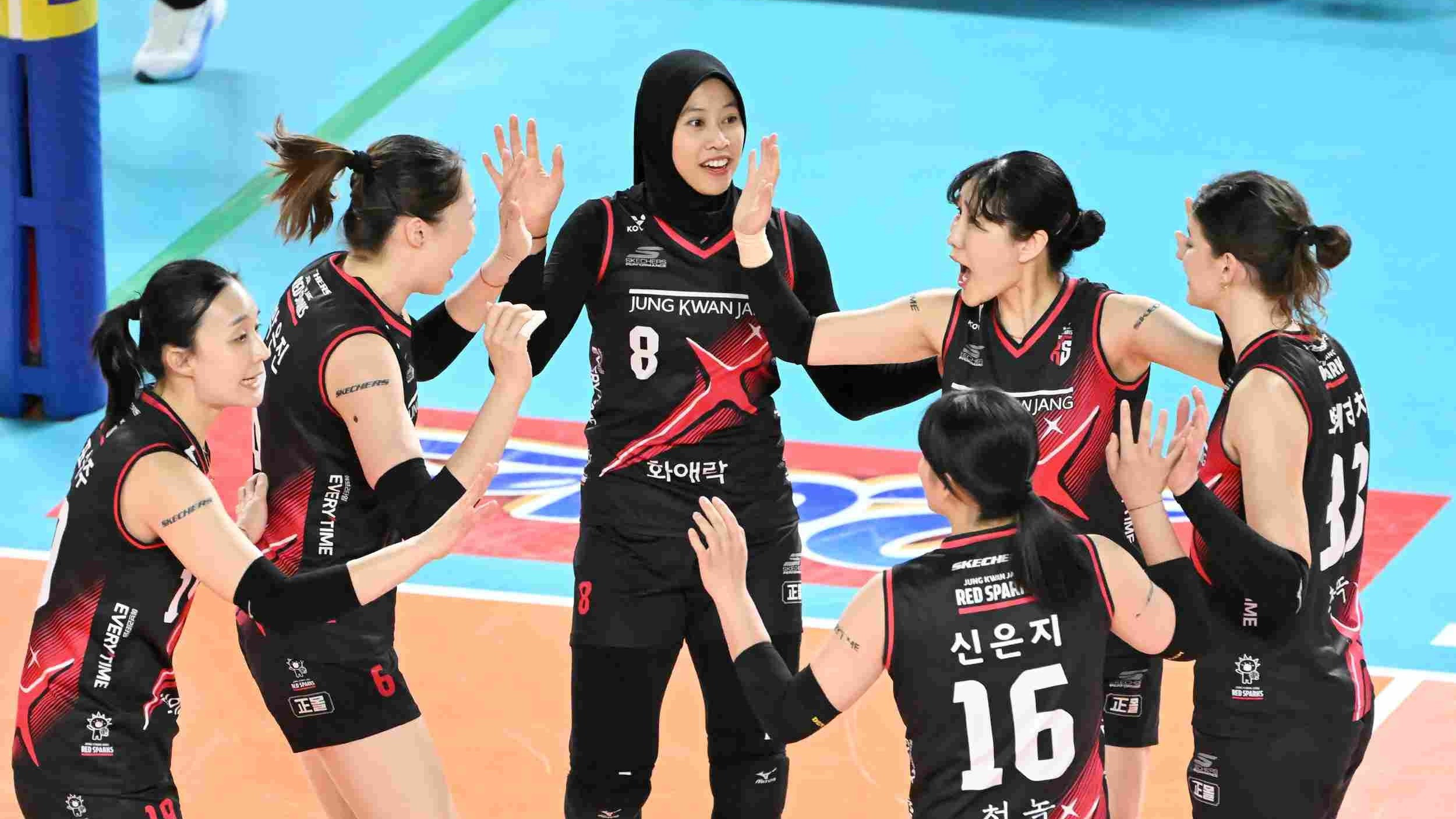 Megawati Hangestri bersama pemain Red Sparks Liga Voli Korea Selatan.