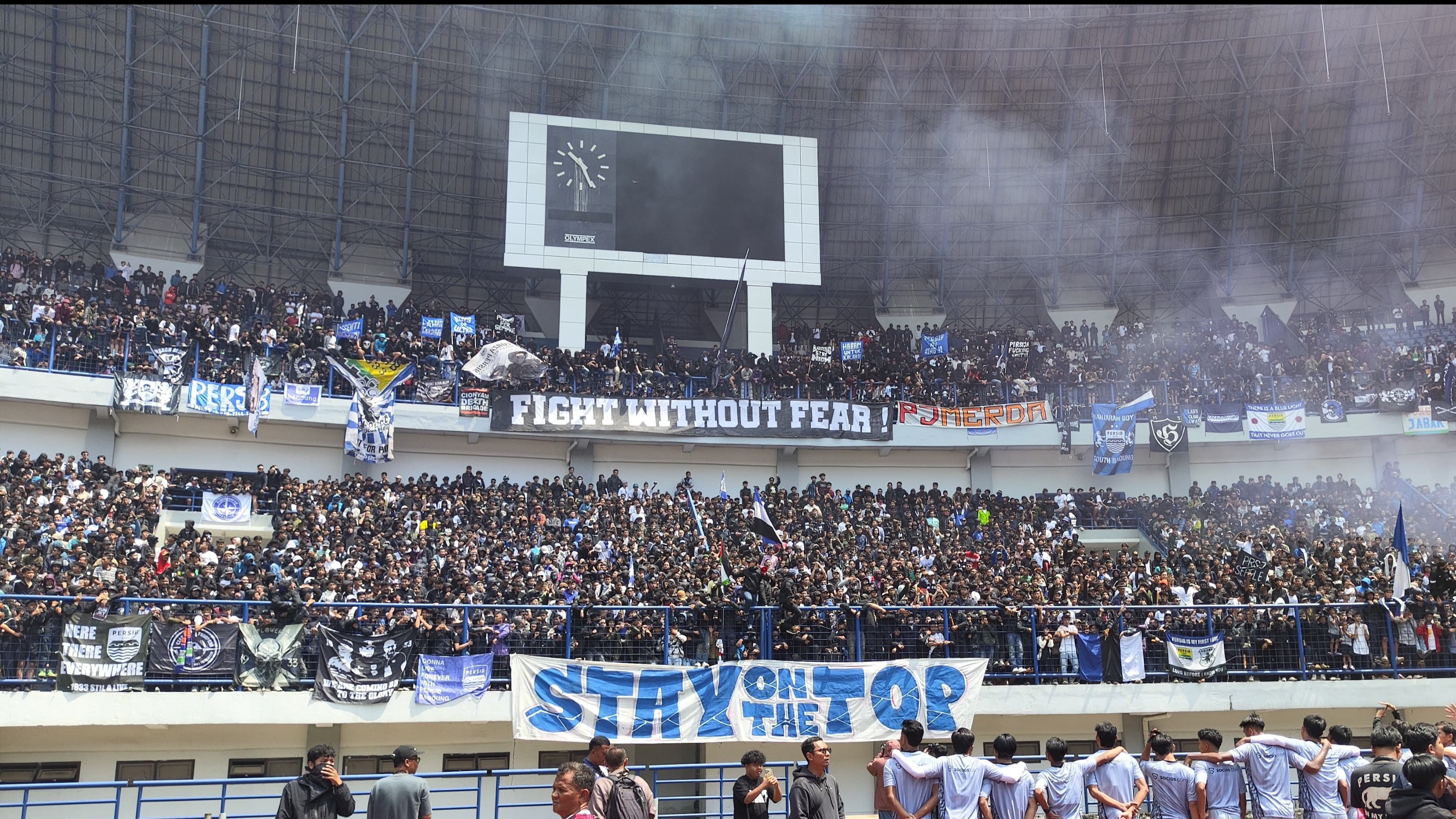 Ribuan Bobotoh Penuhi Stadion GBLA, Beri Motivasi Jelang El Classico Persija Vs Persib