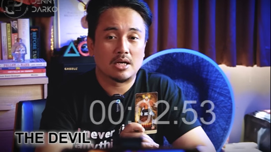 Denny Darko membacakan kartu tarot Fuji dan Aisar Khaled