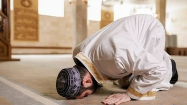 Jangan Dianggap Sepele Sebaiknya Handphone Tidak Dibawa saat Shalat,  Kata Ustaz Adi Hidayat Bisa Sia-sia Ibadahnya