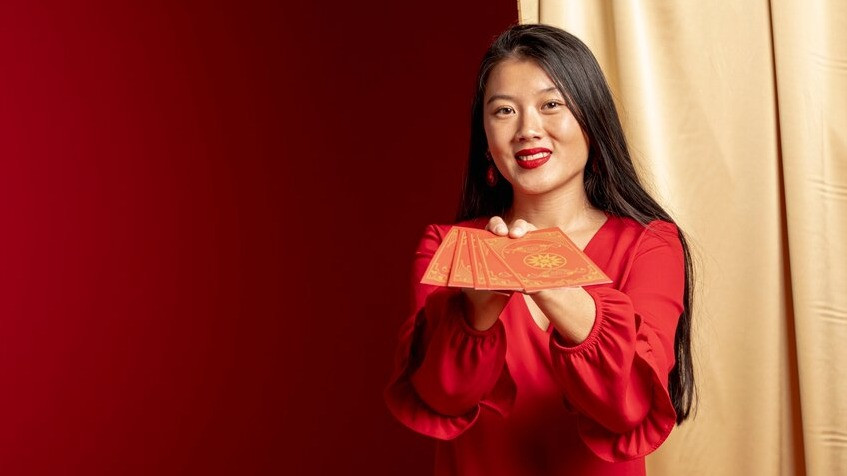 Ilustrasi Wanita Memegang Angpao