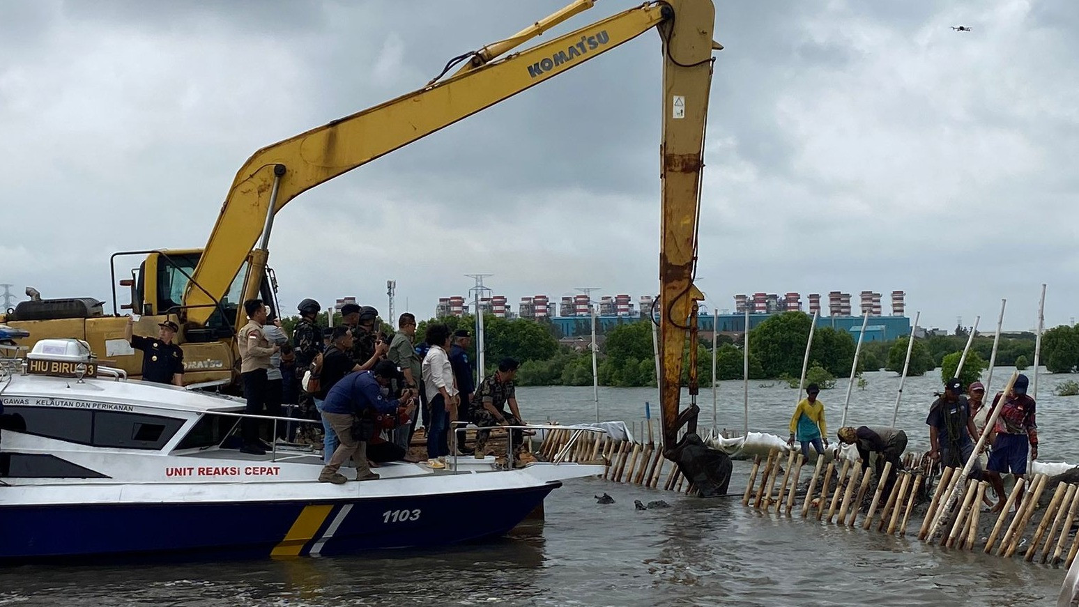 Pembongkaran pagar laut di wilayah Bekasi.