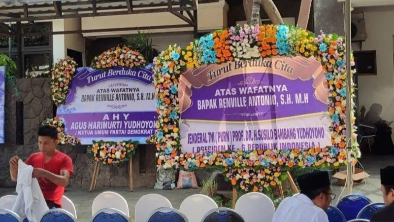 Suasana rumah duka Bendahara Umum DPP Partai Demokrat, Almarhum Renville Antonio, di Surabaya, Jumat (14/2/2025).