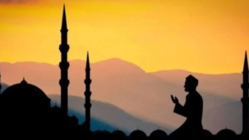 Ilustrasi membaca amalan doa di hari Jumat saat puasa Ramadhan
