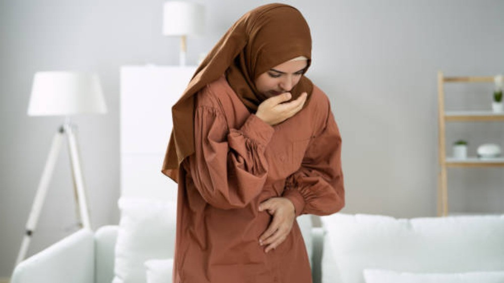 Ilustrasi wanita Muslimah sakit saat puasa Ramadhan