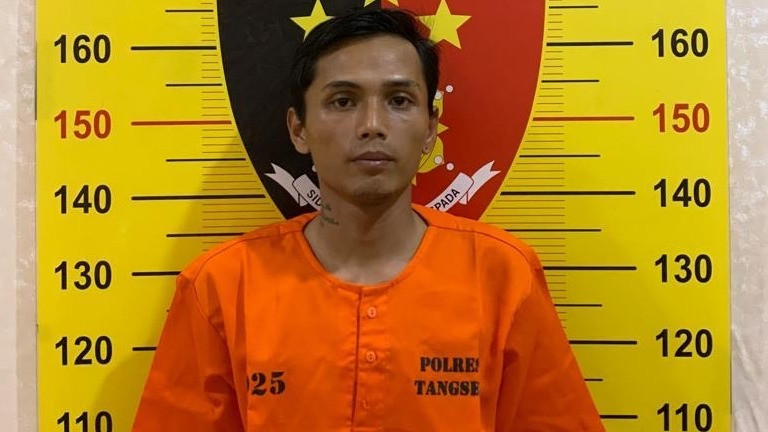 Pelaku yang mengamuk dan mengacungkan senjata tajam di depan anak-anak TK, wilayah Pamulang, Tangerang Selatan.