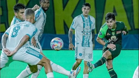 Persebaya Surabaya vs PSBS Biak di Liga 1 2024-2025