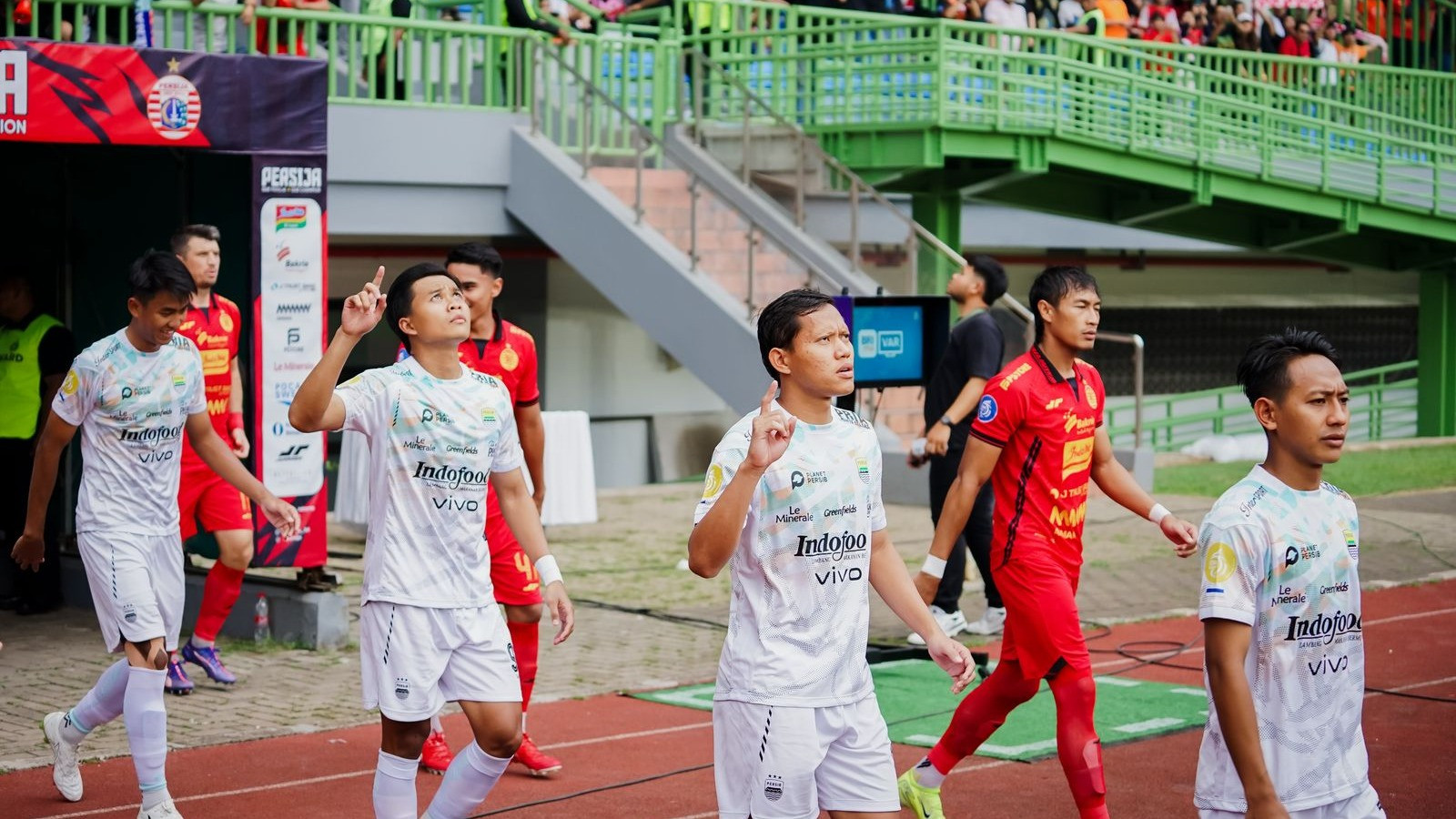 Kedua Tim Masuk ke Lapangan