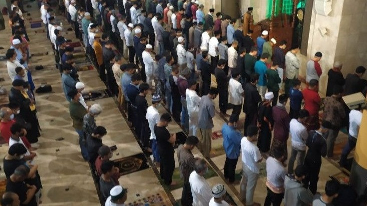 Ilustrasi Umat Islam yang Shalat Tarawih Berjamaah di Masjid Saat Bulan Ramadhan