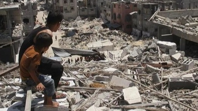 Ilustrasi. Warga Palestina yang Melihat Puing Reruntuhan Gedung di Wilayah Gaza