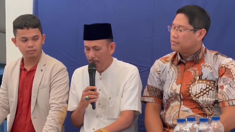Kepala Desa (Kades) Kohod Arsin (tengah)