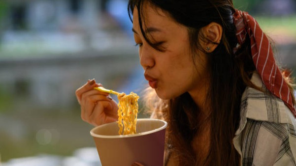 Ilustrasi orang China, Jepang dan Korea makan mi instan