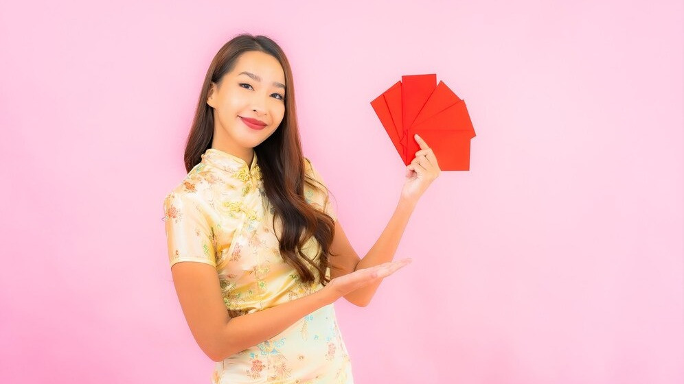 Ilustrasi Wanita Memegang Angpao