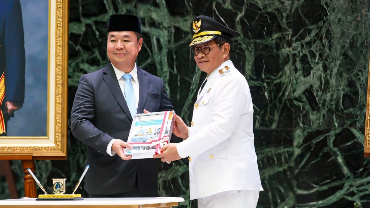 Eks Penjabat Gubernur DKI Jakarta, Teguh Setyabudi menyerahkan jabatan kepada Gubernur DKI Jakarta, Pramono Anung, Kamis (20/2).
