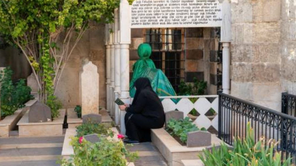 Ilustrasi tahlilan di kuburan