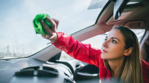 Gak Perlu Bingung, Begini Cara Efektif Membersihkan Kaca Mobil Anti Baret: Tips dan Rekomendasi Pembersih Terbaik