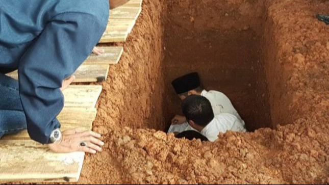 Ilustrasi memakamkan jenazah yang meninggal dunia di hari Jumat