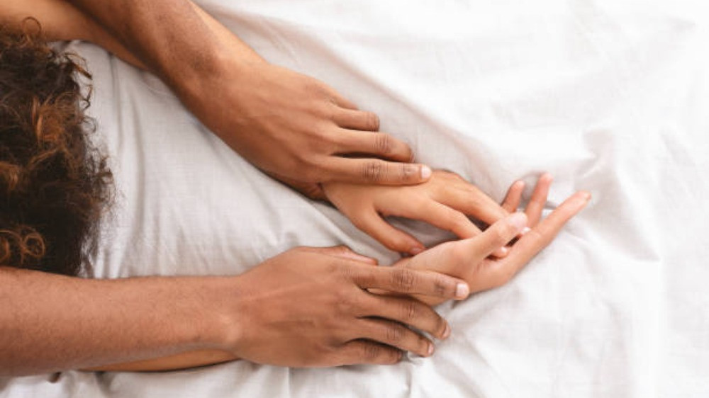 Ilustrasi suami minum ASI istri ketika hubungan intim