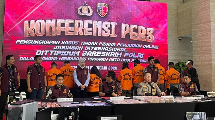 Polisi mengungkap fakta baru di balik penangkapan sembilan orang tersangka yang terlibat dalam l kasus judi online jaringan internasional situs 1XBET.