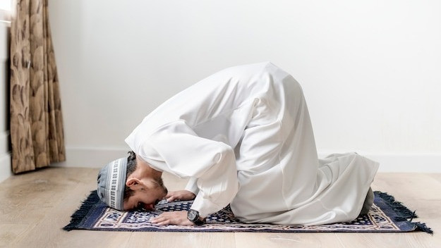 Ilustrasi sujud dalam shalat Isya