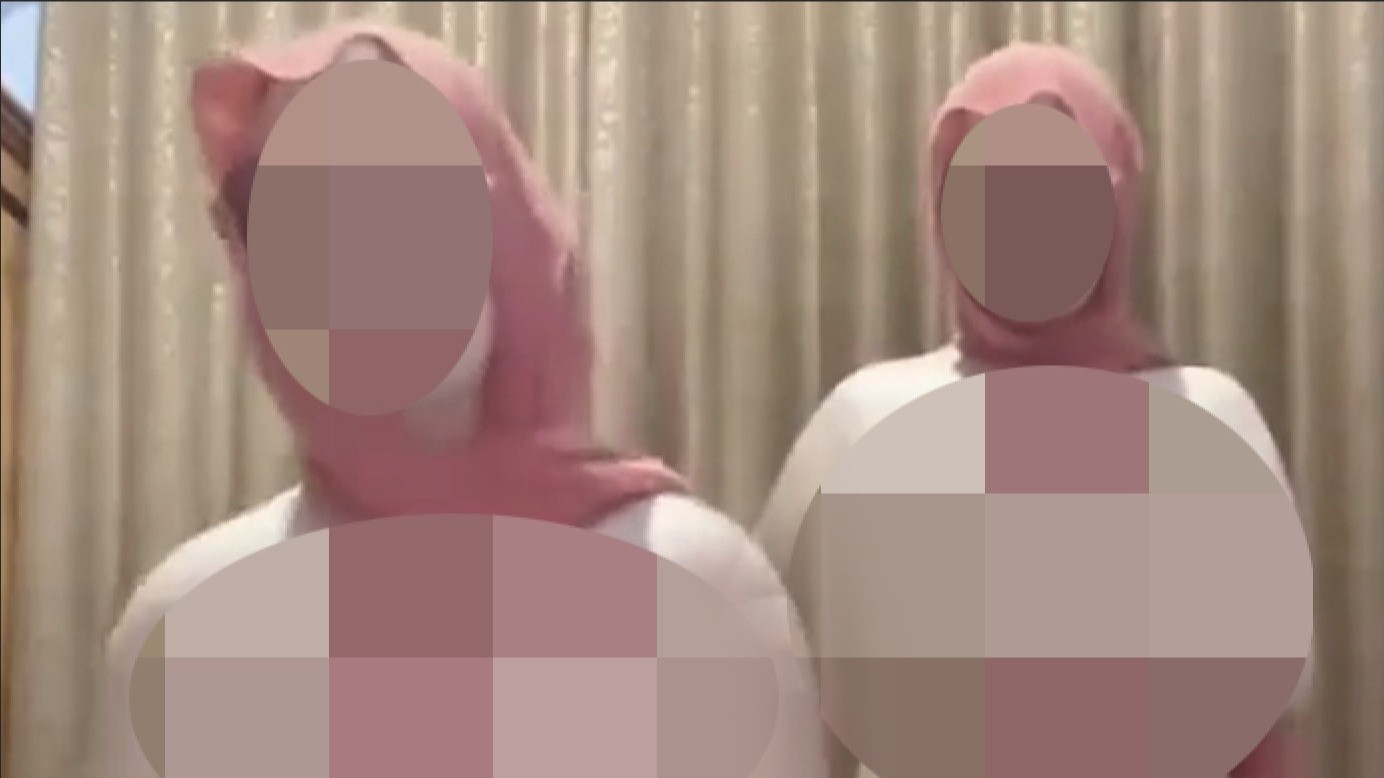 Video syur wanita jilbab merah di Jember