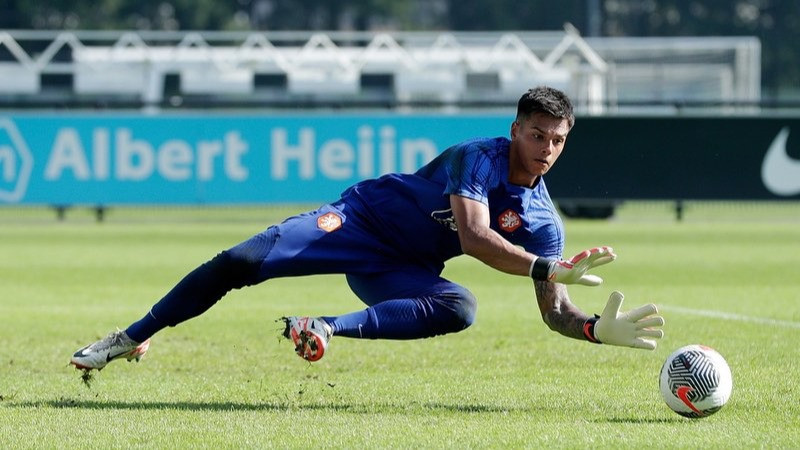 Kedapatan Follow Instagram PSSI, Kiper Club Brugge Ini Siap Bersaing Sehat dengan Maarten Paes di Timnas Indonesia?
            - galeri foto