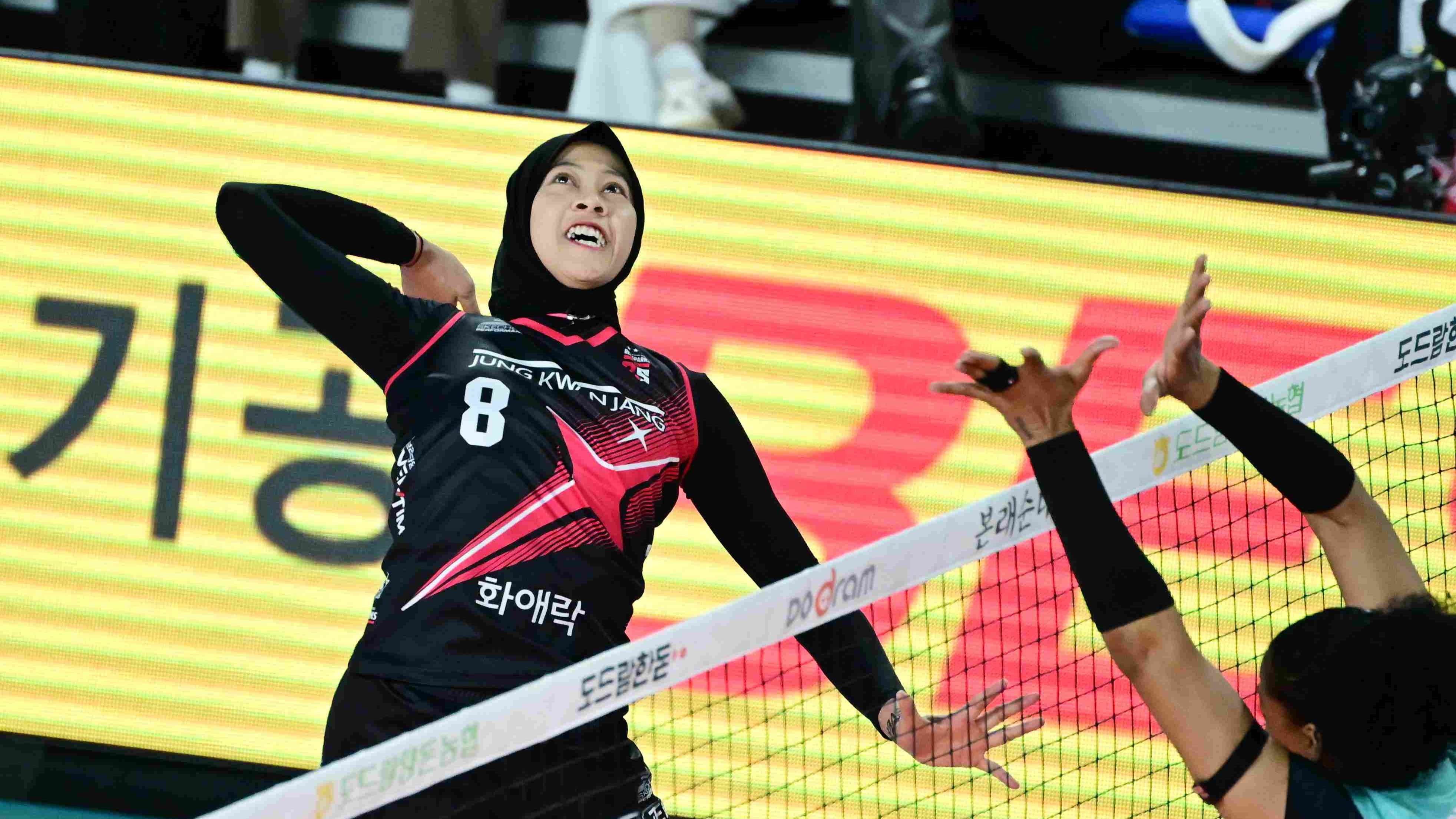 Aksi spike Megawati Hangestri saat pertandingan Red Sparks melawan GS Caltex.