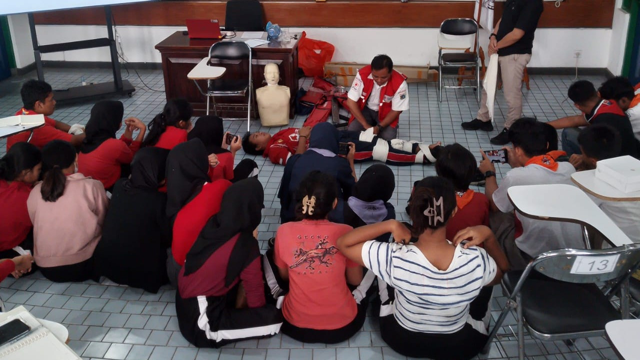 Pelatihan Wilderness First Aid Kit untuk para pelajar Jakarta di Universitas Trilogi Jakarta