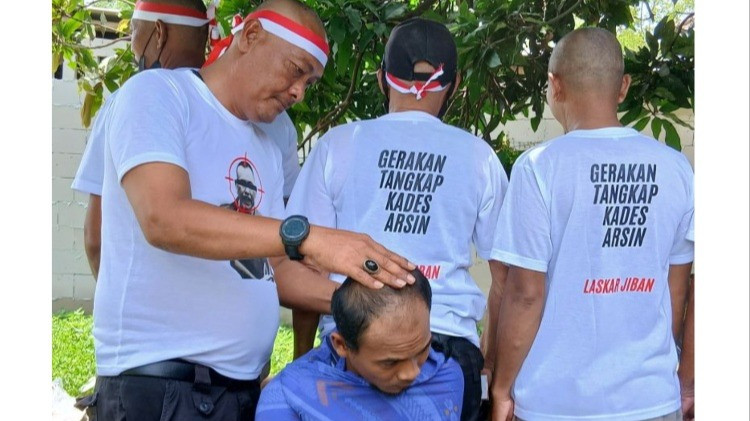 Warga Desa Kohod Ramai-ramai Cukur Gundul Usai Kades Kohod Arsin Ditahan Bareskrim Polri: Sebagai Bentuk Rasa Syukur
            - galeri foto